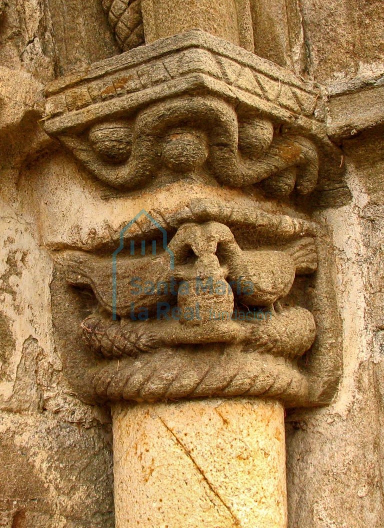 Capitel del lado derecho de la portada occidental