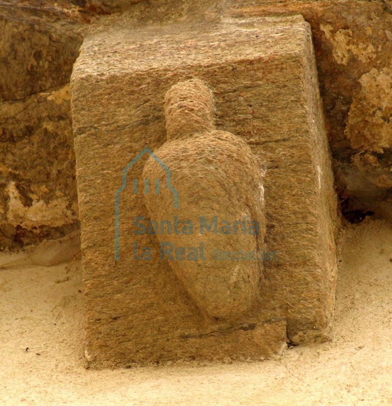 Canecillo del muro sur. Fruto (?)