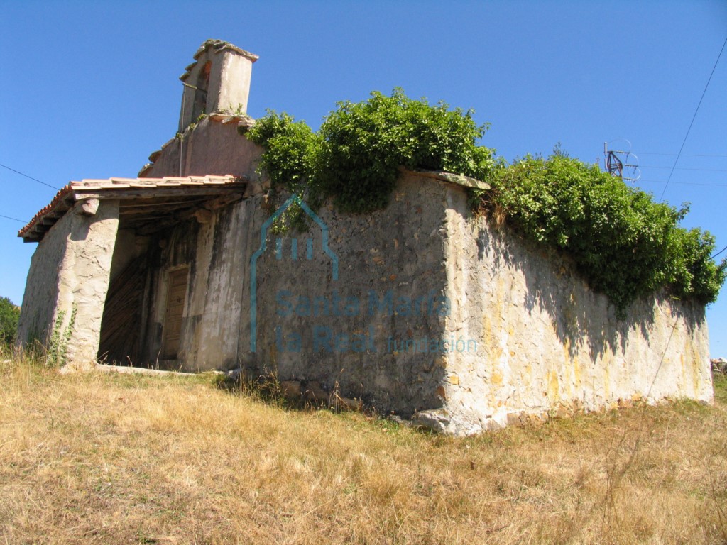 Exterior de la capilla desde el suroeste