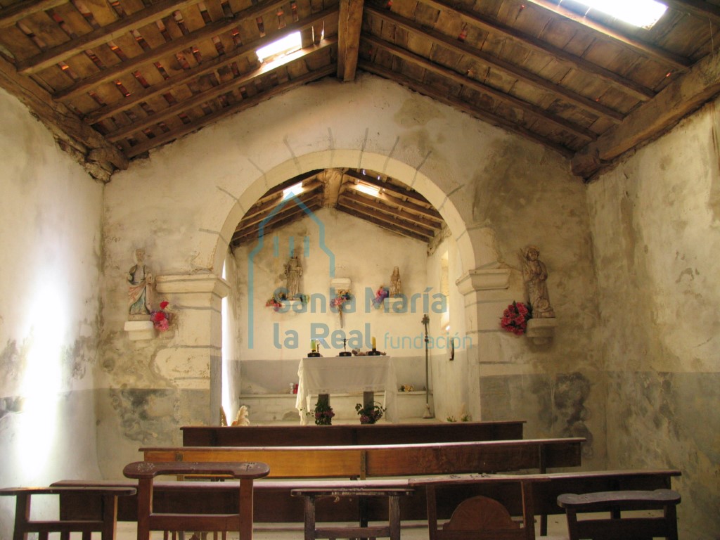 Vista del interior de la capilla hacia la cabecera