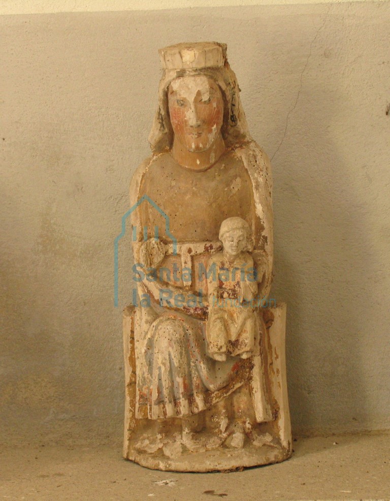 Vista frontal de la talla de la Virgen con el Niño