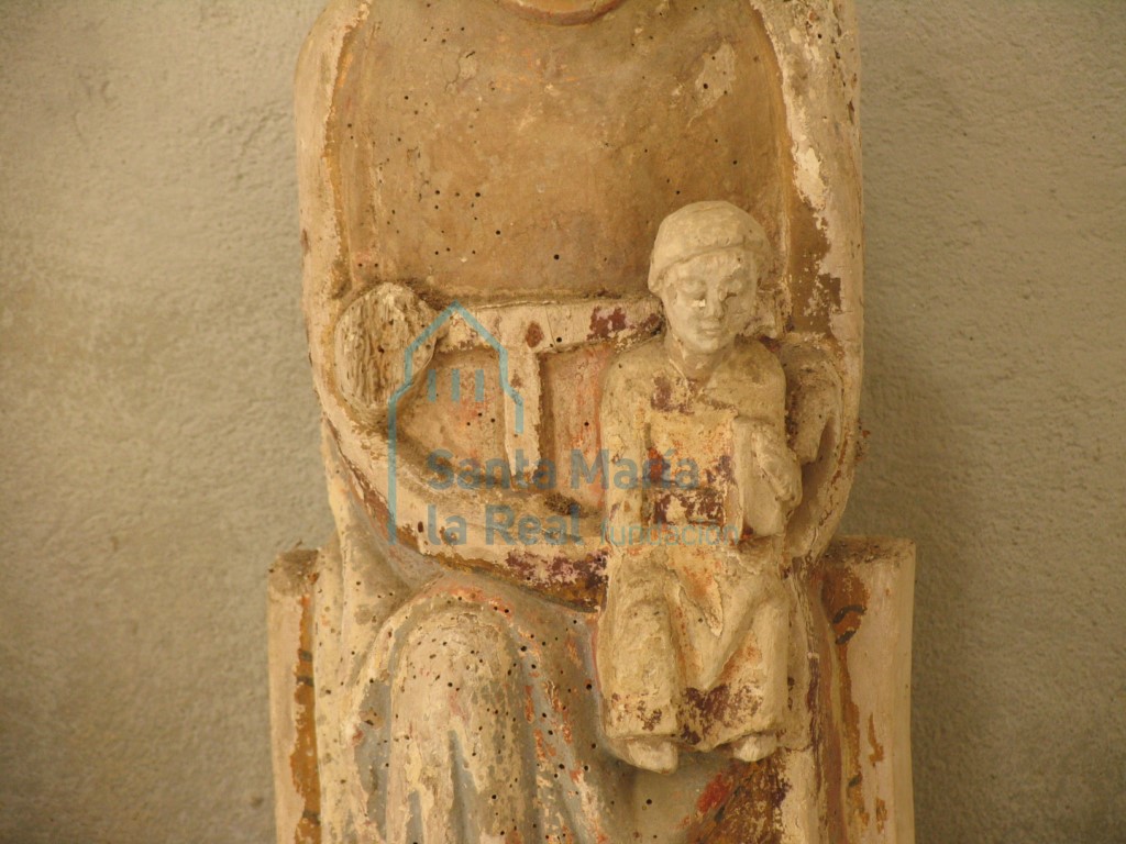 Detalle de la talla de la Virgen con el Niño