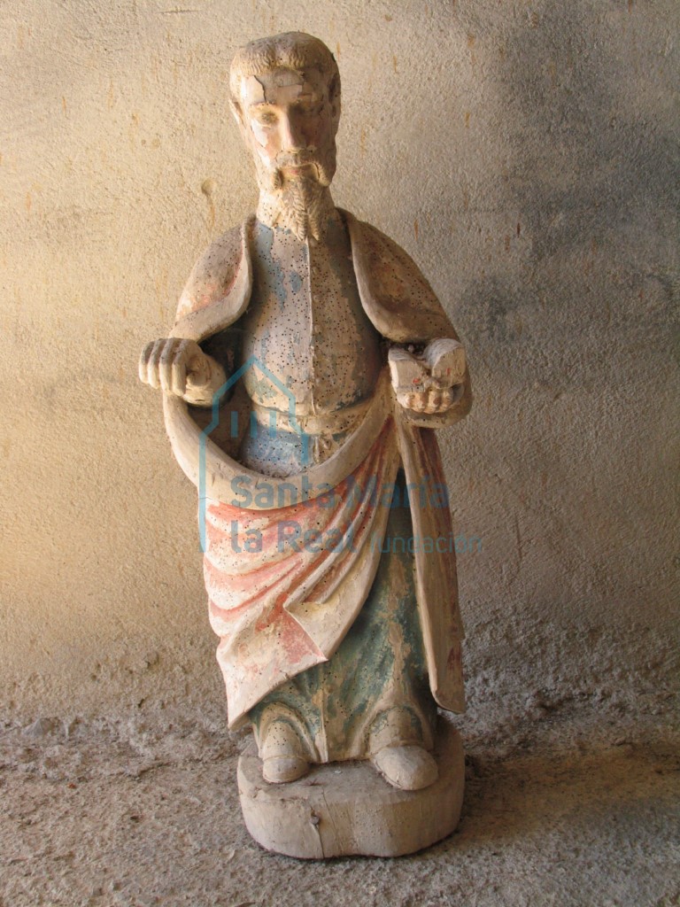 Vista frontal de la talla de un santo