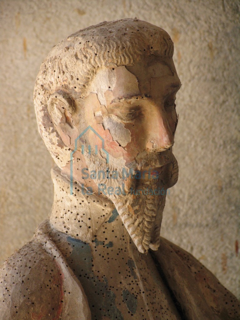 Detalle de la talla de un santo