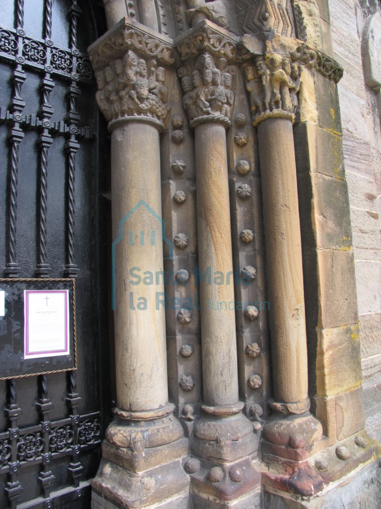 Detalle de las columnas del lado derecho de la portada occidental