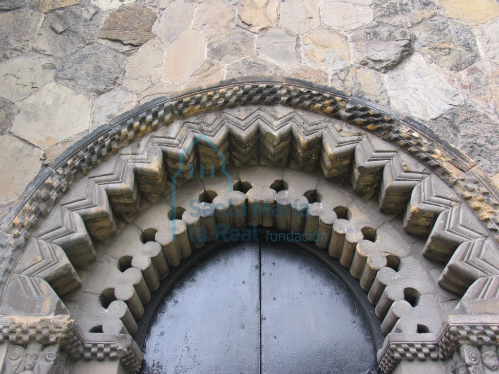 Arquivoltas de la portada meridional. Decoración en zigzag y rollos cerrados