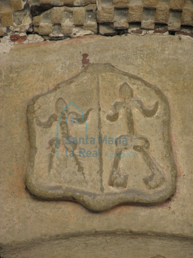 Escudo de la portada románica