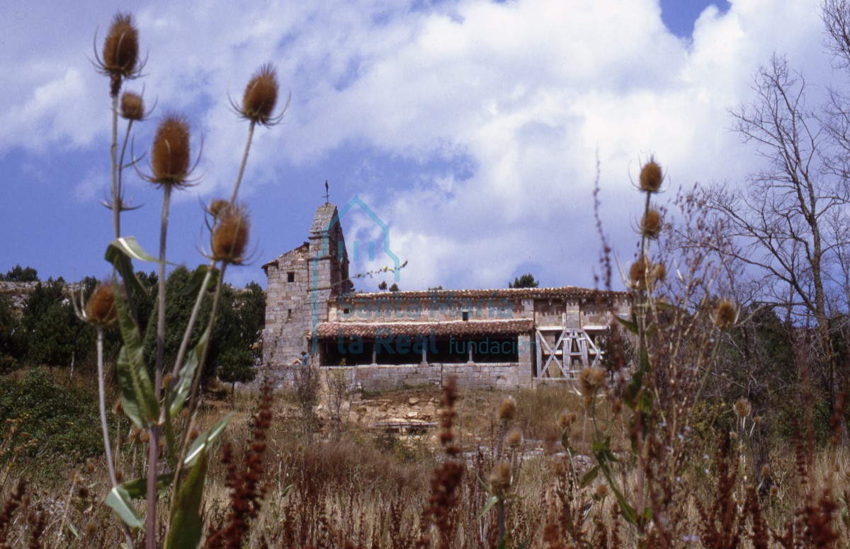 Vista general de la iglesia con un andamio sobre uno de los contafuertes