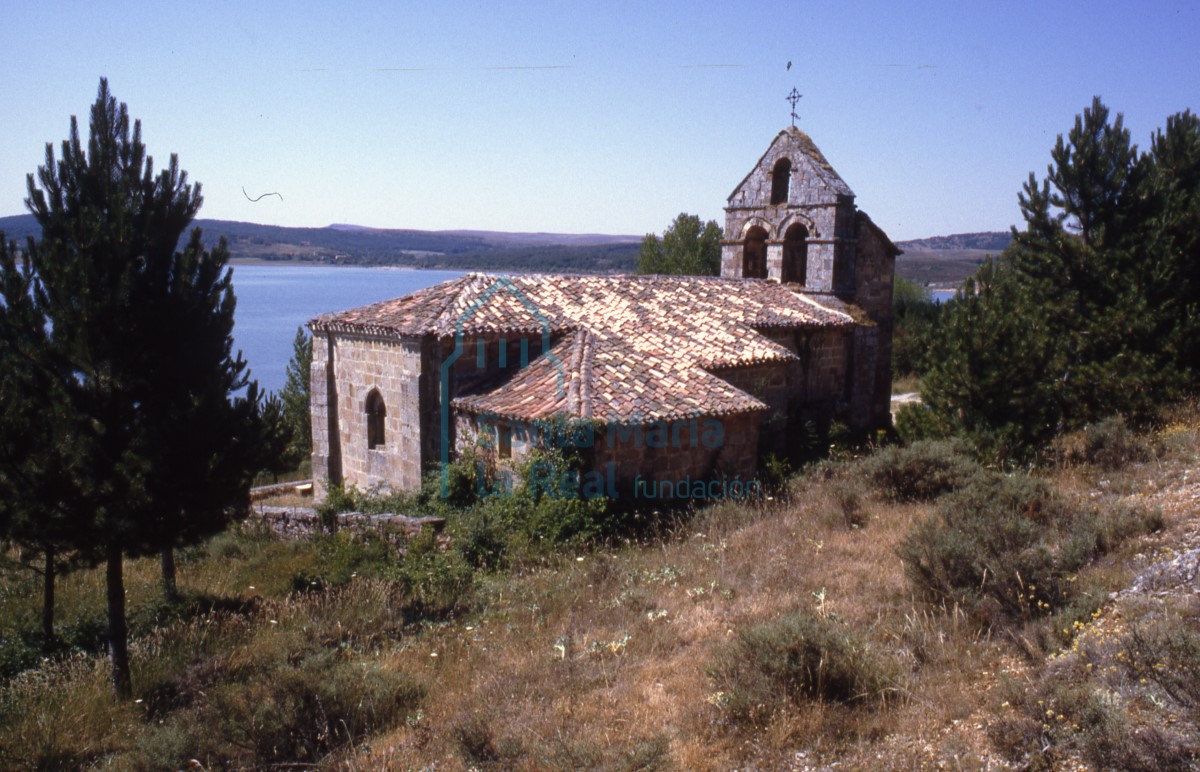 Vista general de la iglesia con el pantano de Aguilar al fondo. Vista general de la iglesia con el pantano de Aguilar al fondo.