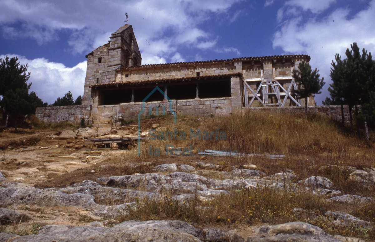 Vista general de la iglesia donde se observa uno de los contrafuertes apuntalado con un armazón de madera