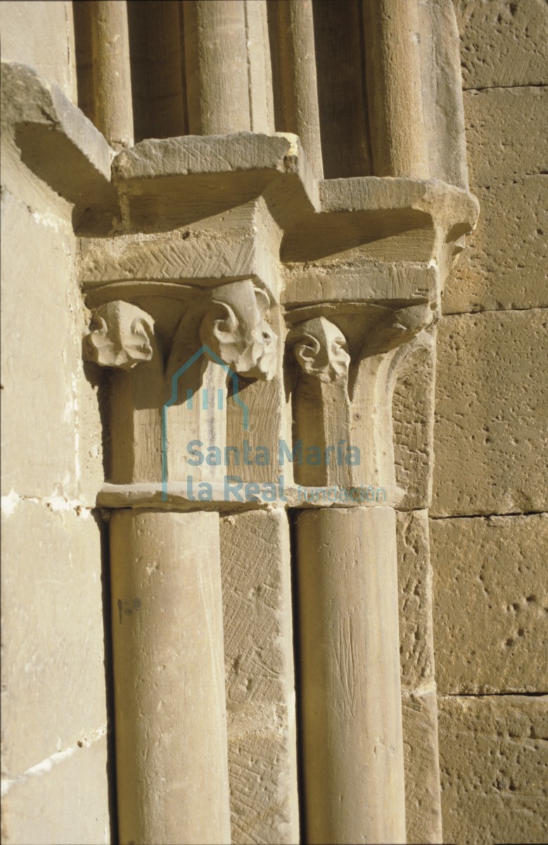 Capiteles de las columnas (jambas) de la portada lateral de la Colegiata de San Miguel. Capilla de San Juan Bautista