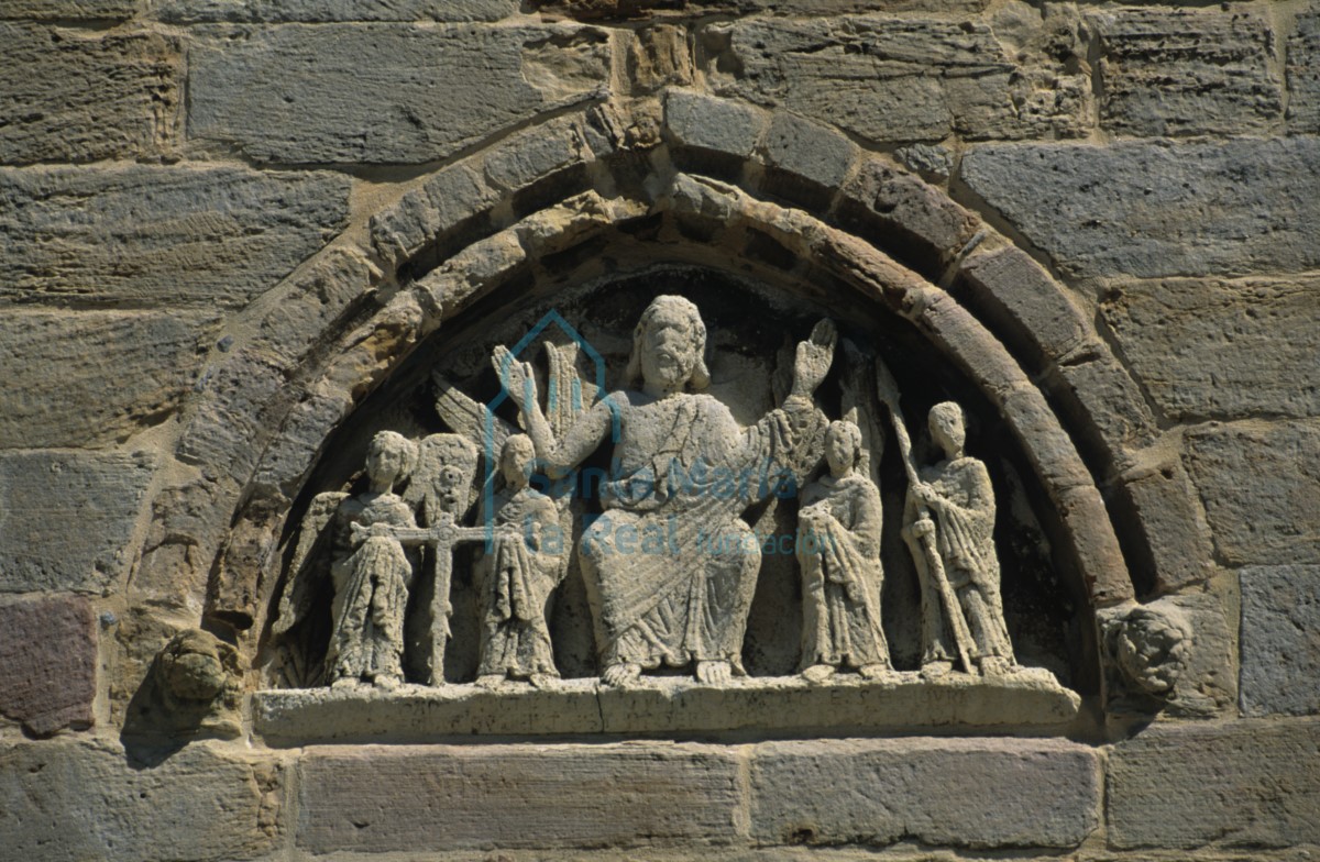 Timpano empotrado en la torre de la Colegiata de San Miguel