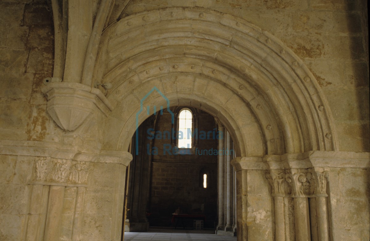 Portada del Claustro hacia la Iglesia del Monasterio.