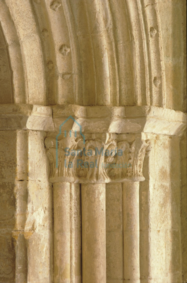 Capiteles. Detalle de la portada del Claustro hacia la Iglesia del Monasterio.