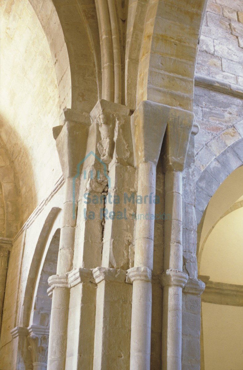 Pilastra de columnas adosadas del interior de la Iglesia del Monasterio