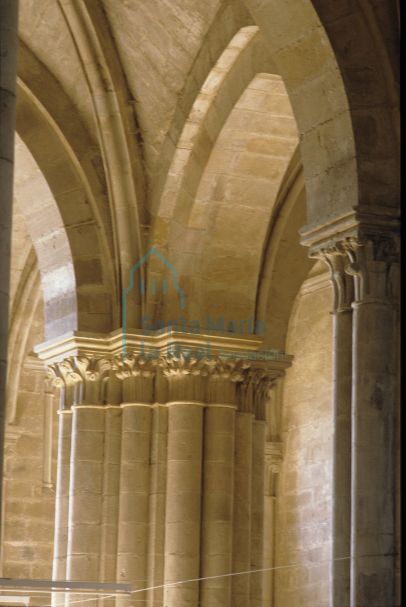 Pilastra con columnas adosadas del refectorio del Monasterio. Pilastra con columnas adosadas del refectorio del Monasterio.