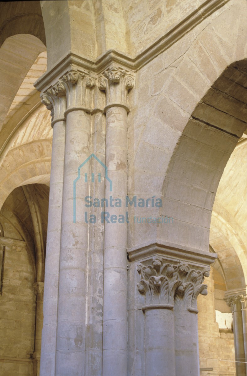 Interior de la Iglesia del Monasterio. Pilar y columnas adosadas