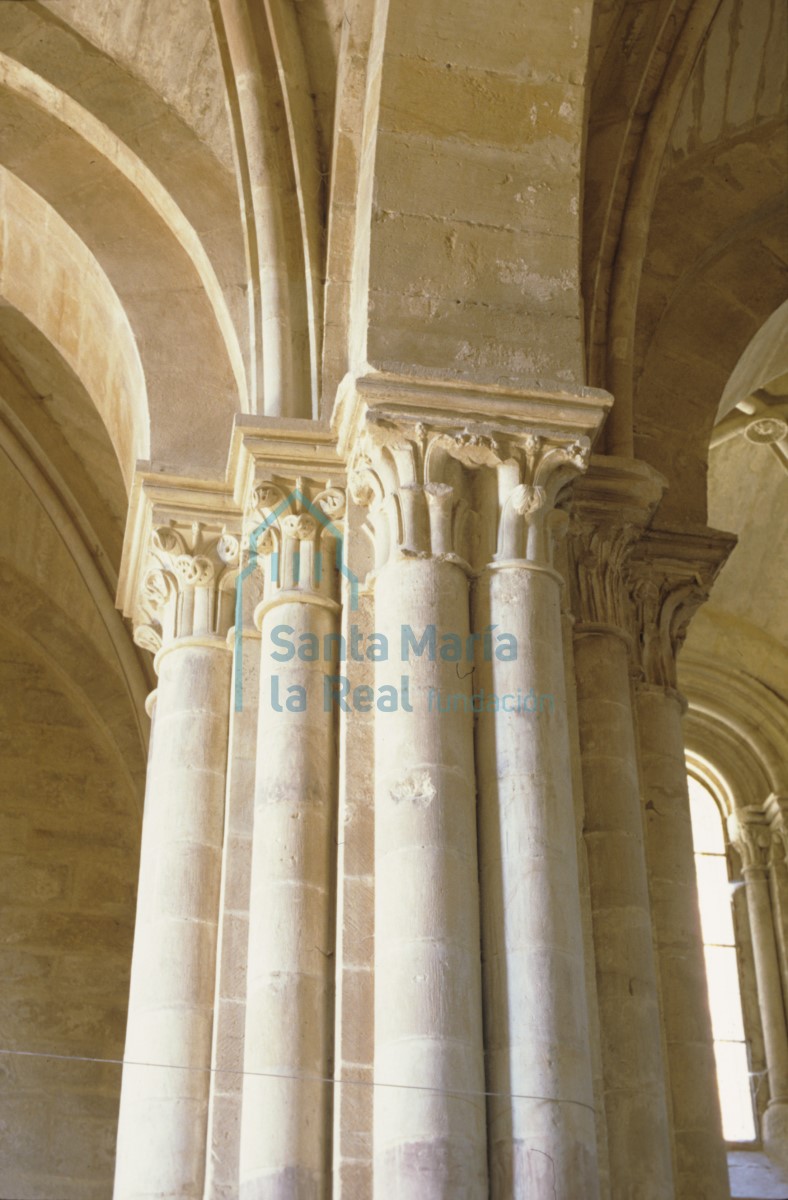 Interior. Capiteles de las columnas de la pilastra y arranque de arcos.