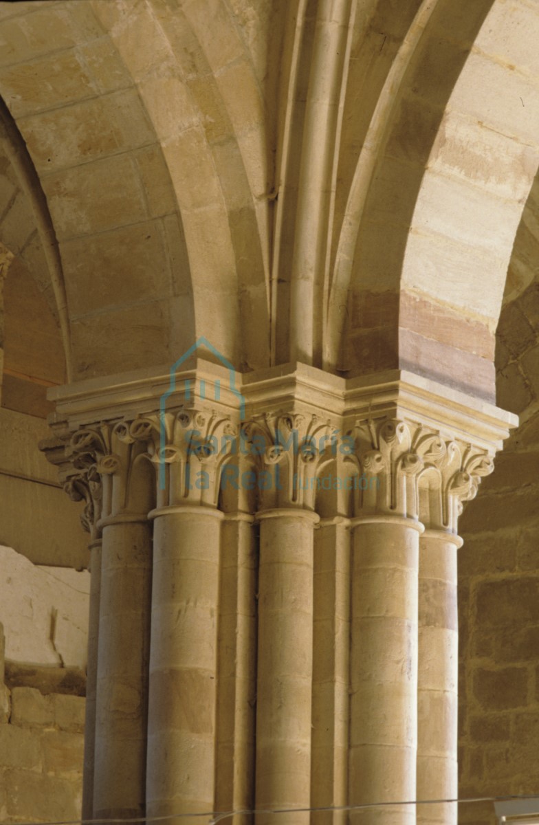 Interior. Capiteles de las columnas de la pilastra y arranque de arcos.