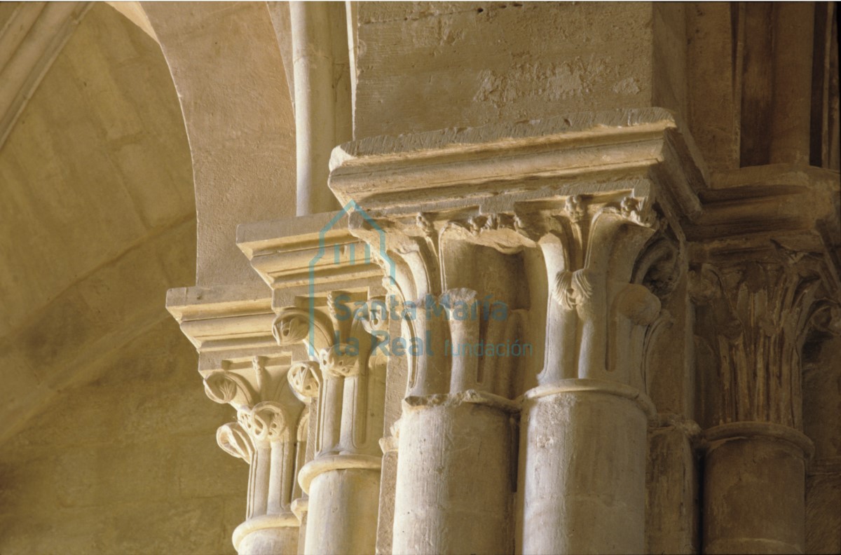 Interior. Capiteles de las columnas de la pilastra y arranque de arcos.