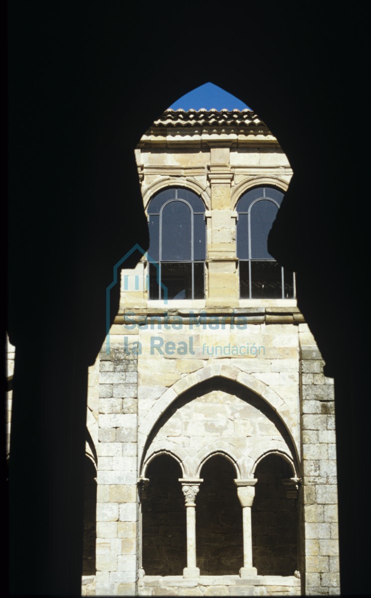 Vista de un tramo de claustro del Monasterio en sus dos niveles