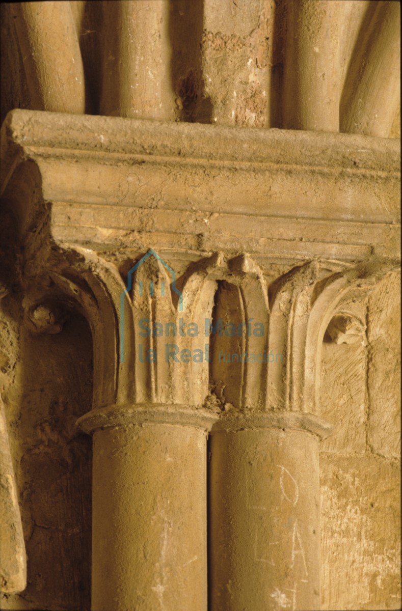 Capiteles. Claustro. Junto al acceso a la Sala Capitular