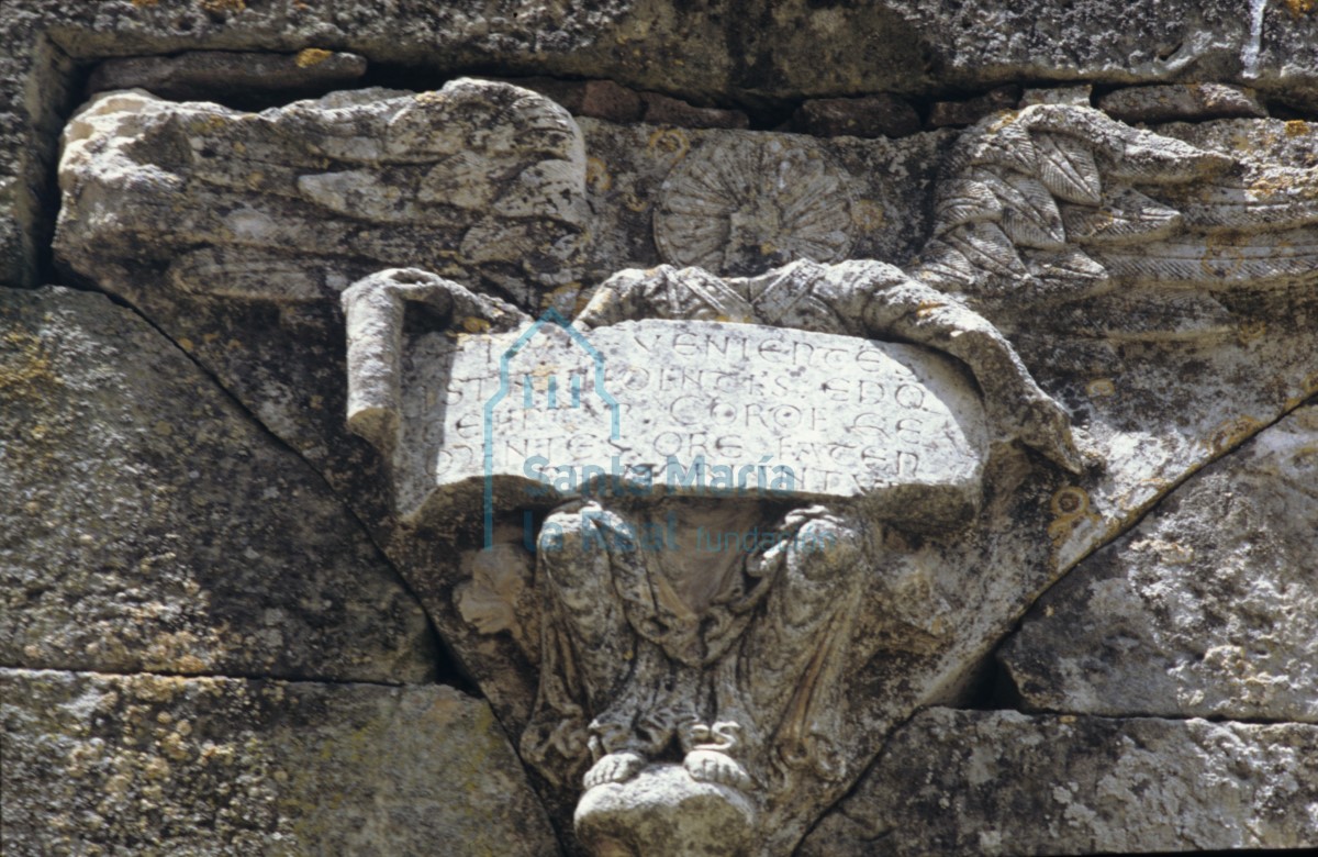 Angel con cartela epigráfica. Monasterio de Santa María La Real.