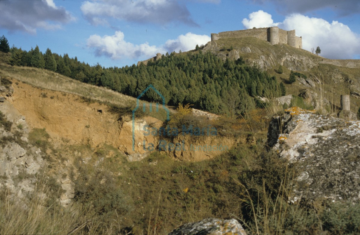 Paraje natural. Al fondo, castillo de Aguilar de Campoo