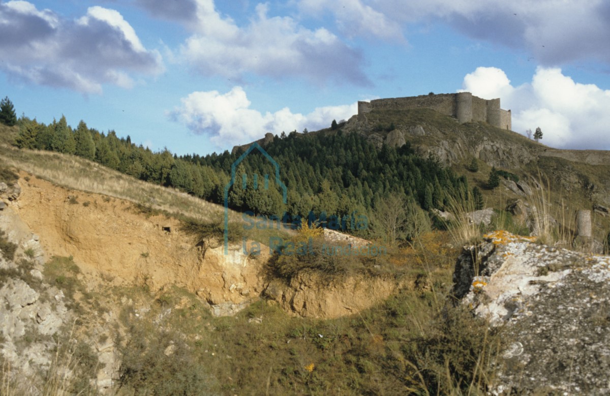 Paraje natural. Al fondo, castillo de Aguilar de Campoo