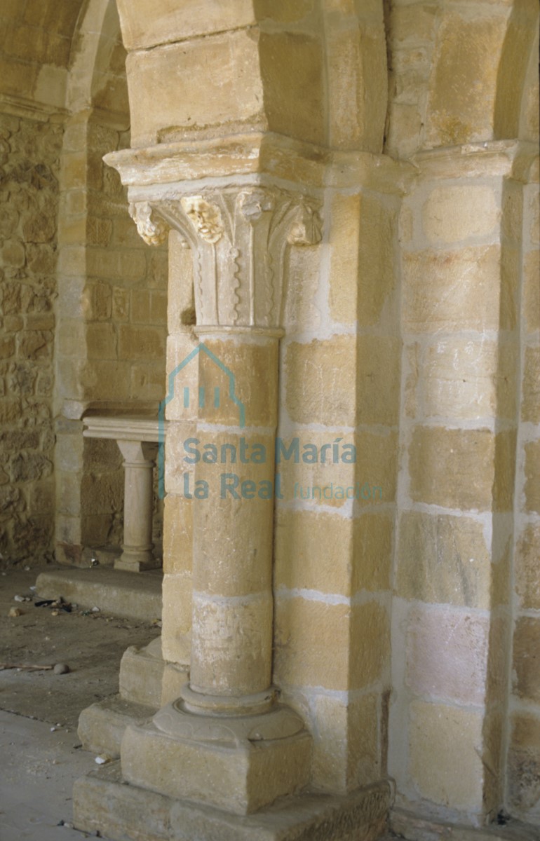 Columna del lado de la epístola