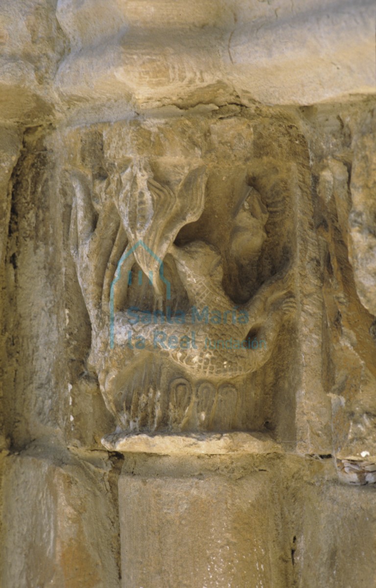 Portada. Capitel de las columnas de las jambas.