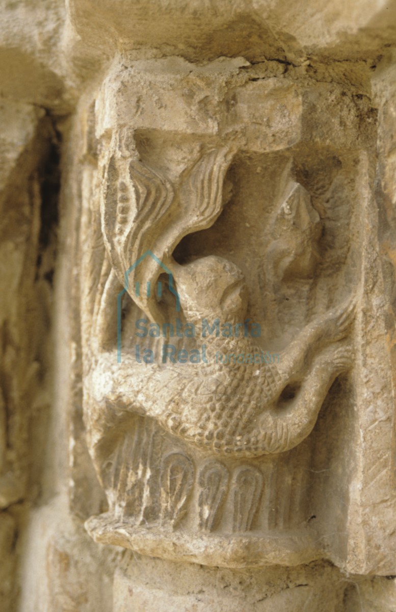 Portada. Detalle del capitel de la jambas.