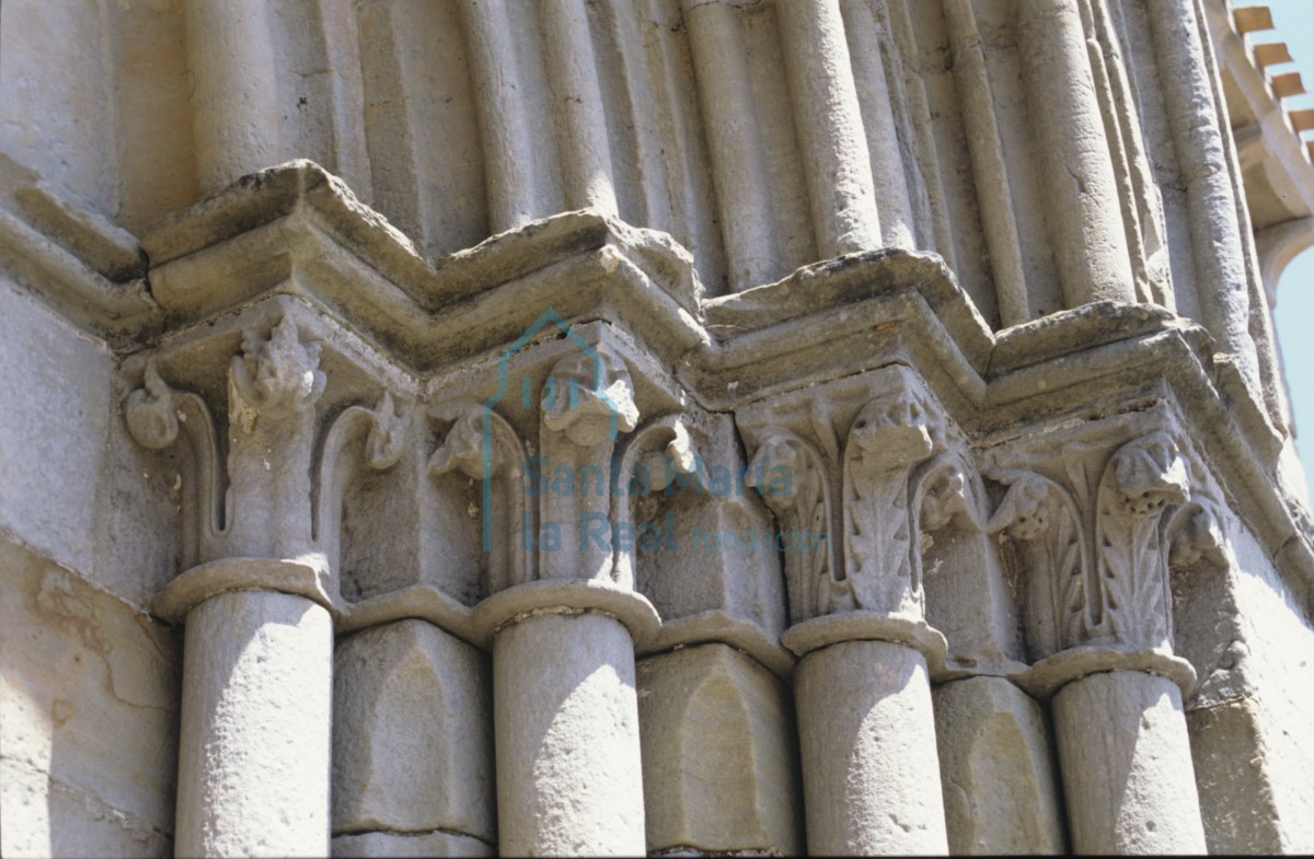 Ermita de Santa Cecilia. Capiteles en las jambas de la portada.