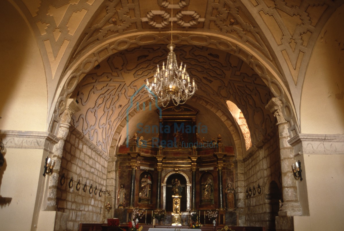 Interior. De la nave central hacia la cabecera.