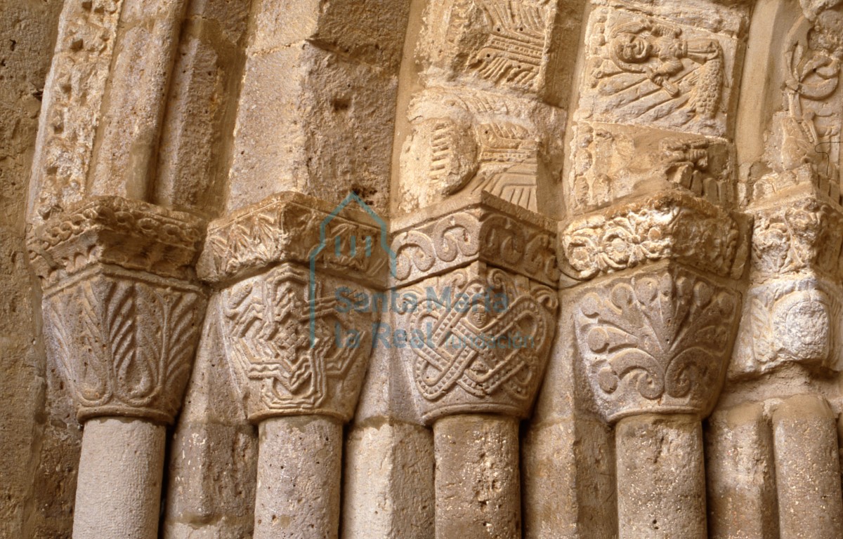 Capiteles. Portada sur