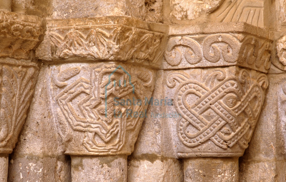 Capiteles. Portada sur