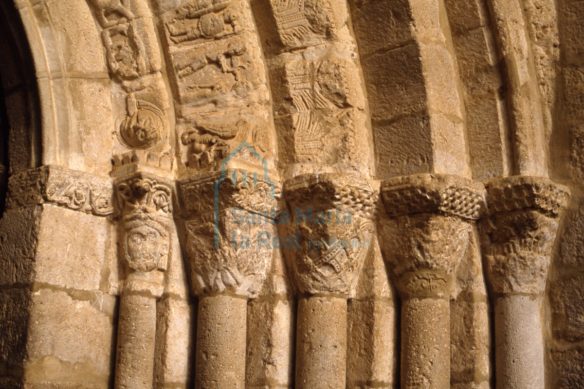 Capiteles. Portada sur