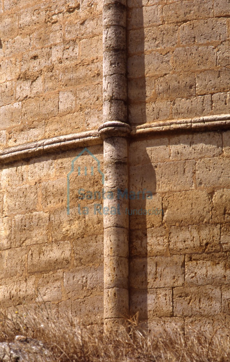 Columna adosada del abside