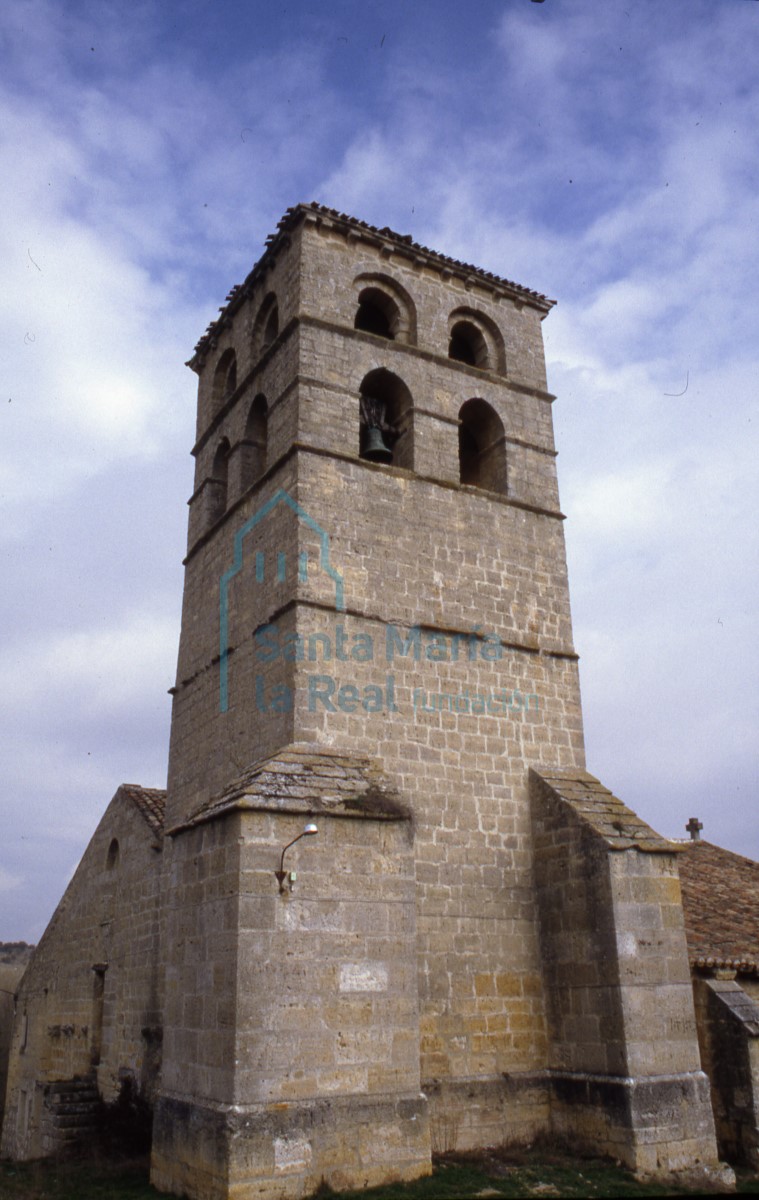 Vista general. Torre-campanario.