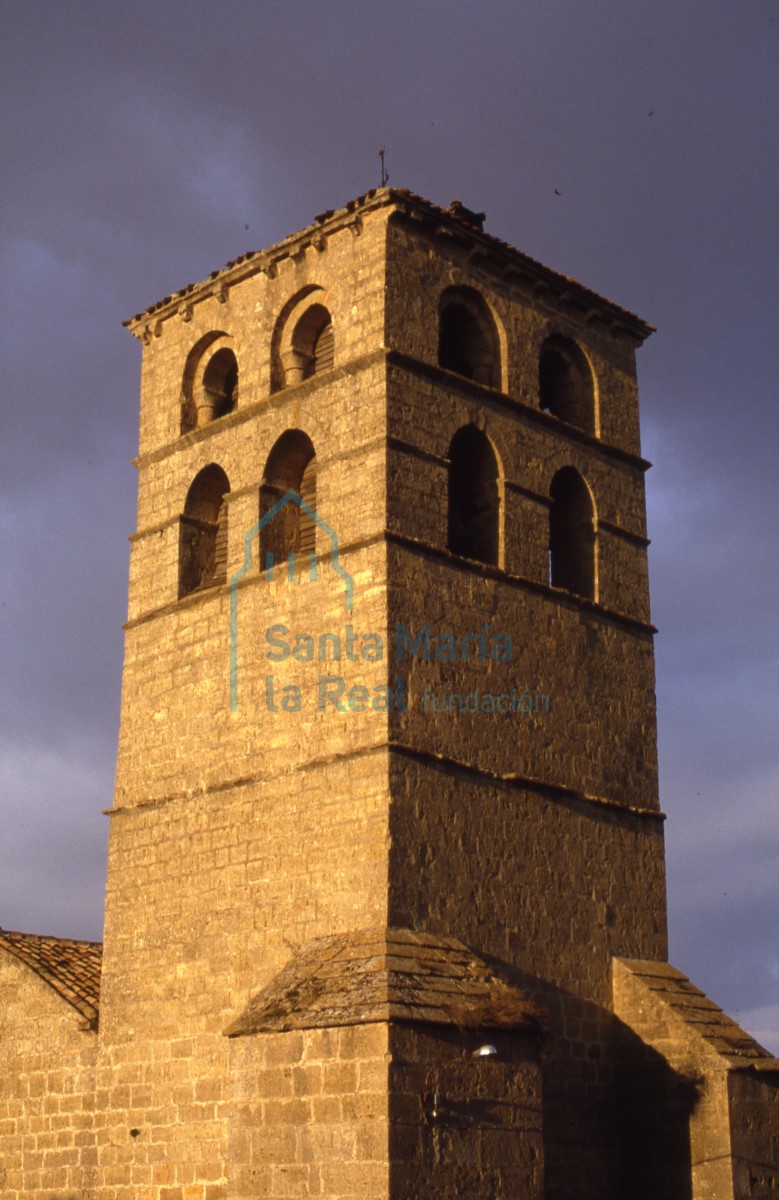 Vista general. Torre - campanario.