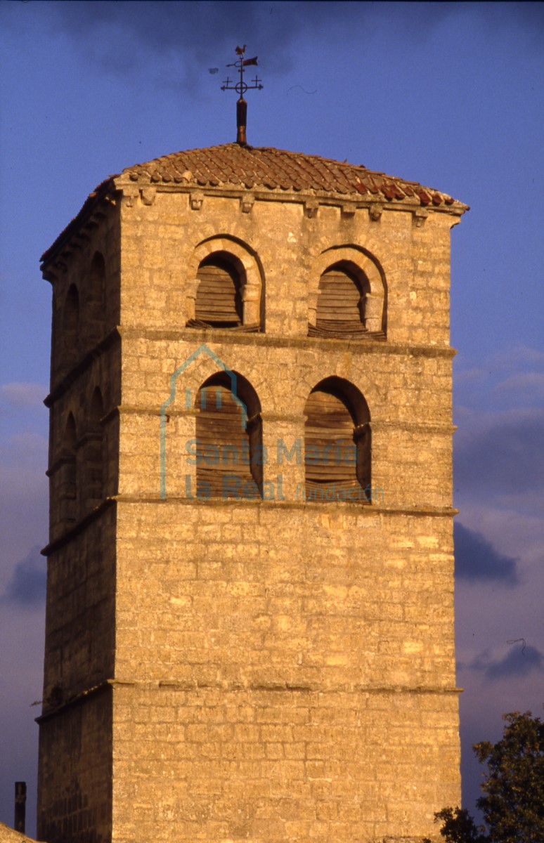 Vista general. Torre - campanario.