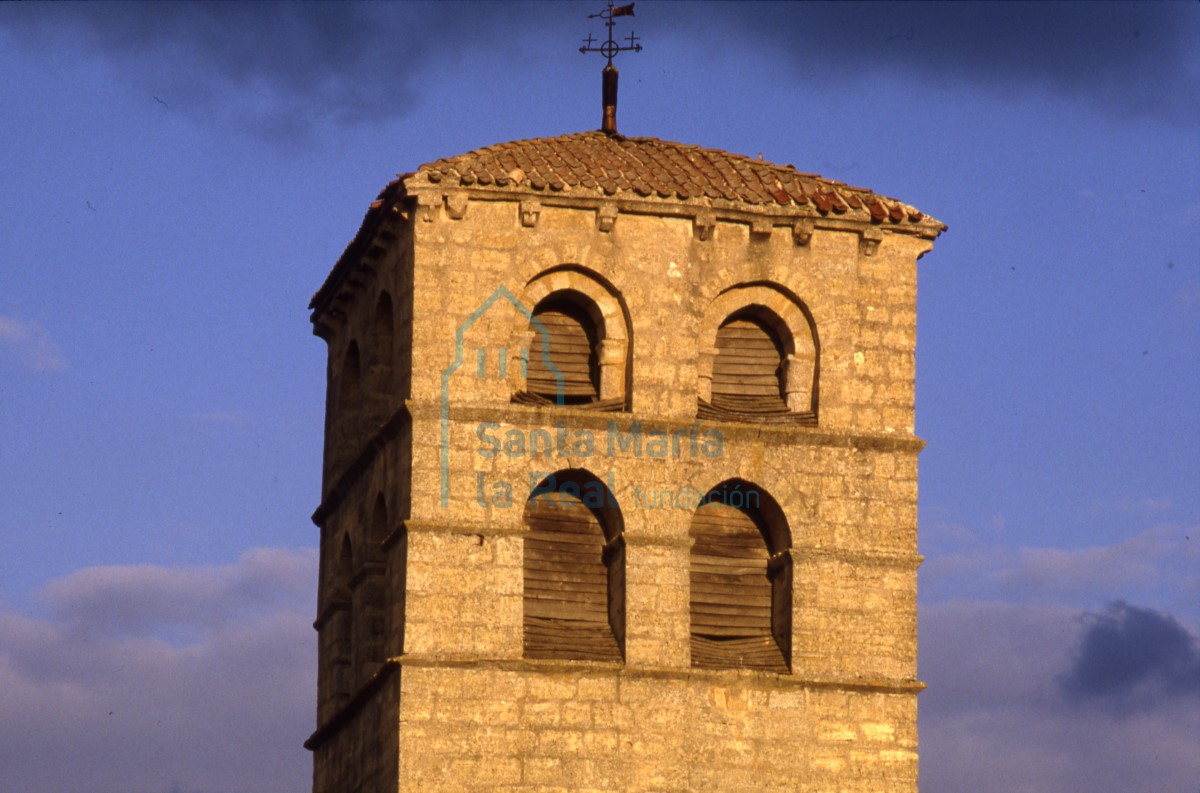 Vista general. Torre - campanario.