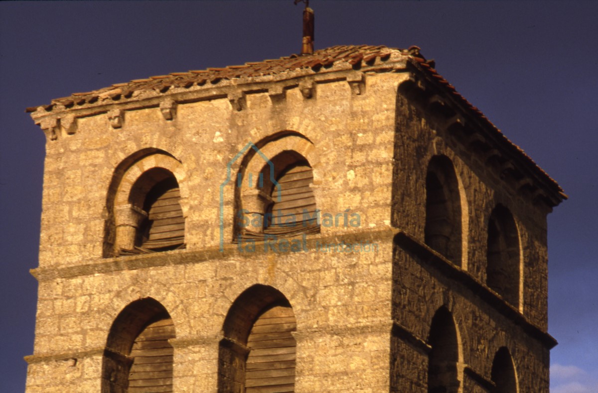 Vista general. Torre - campanario.
