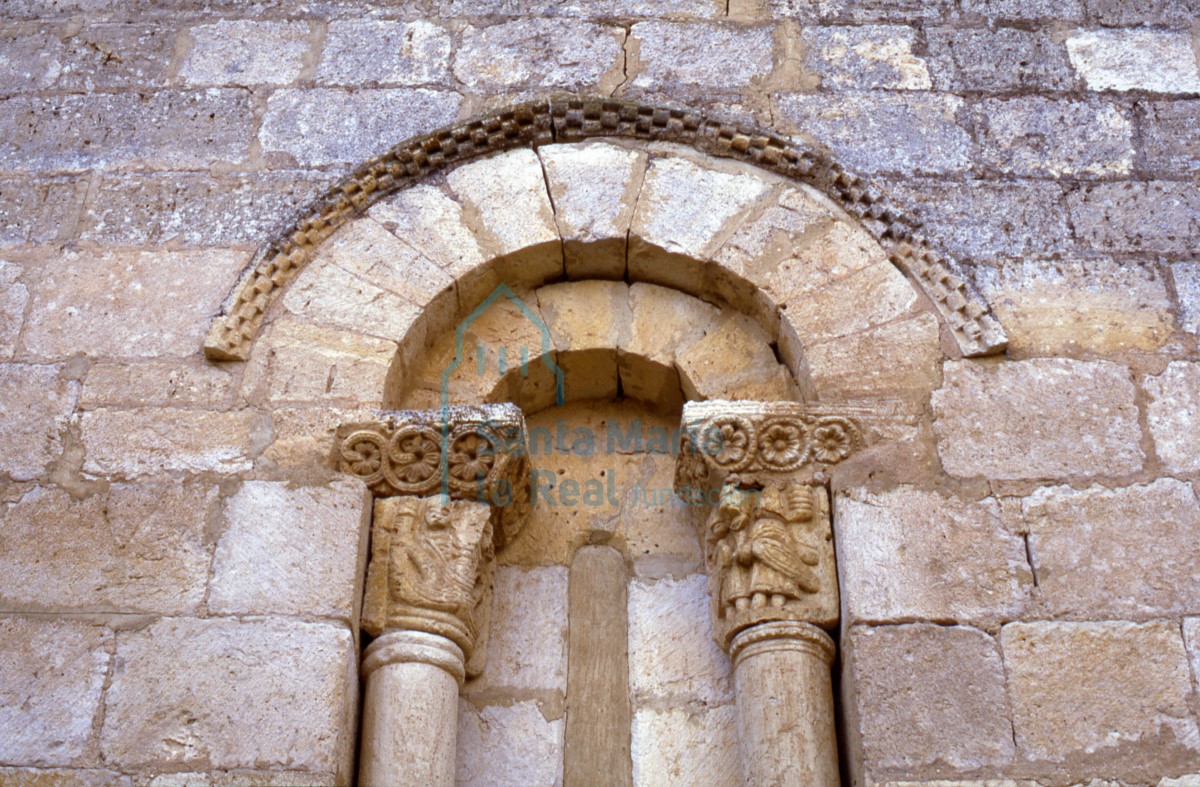 Detalle. Ventana de la cabecera.