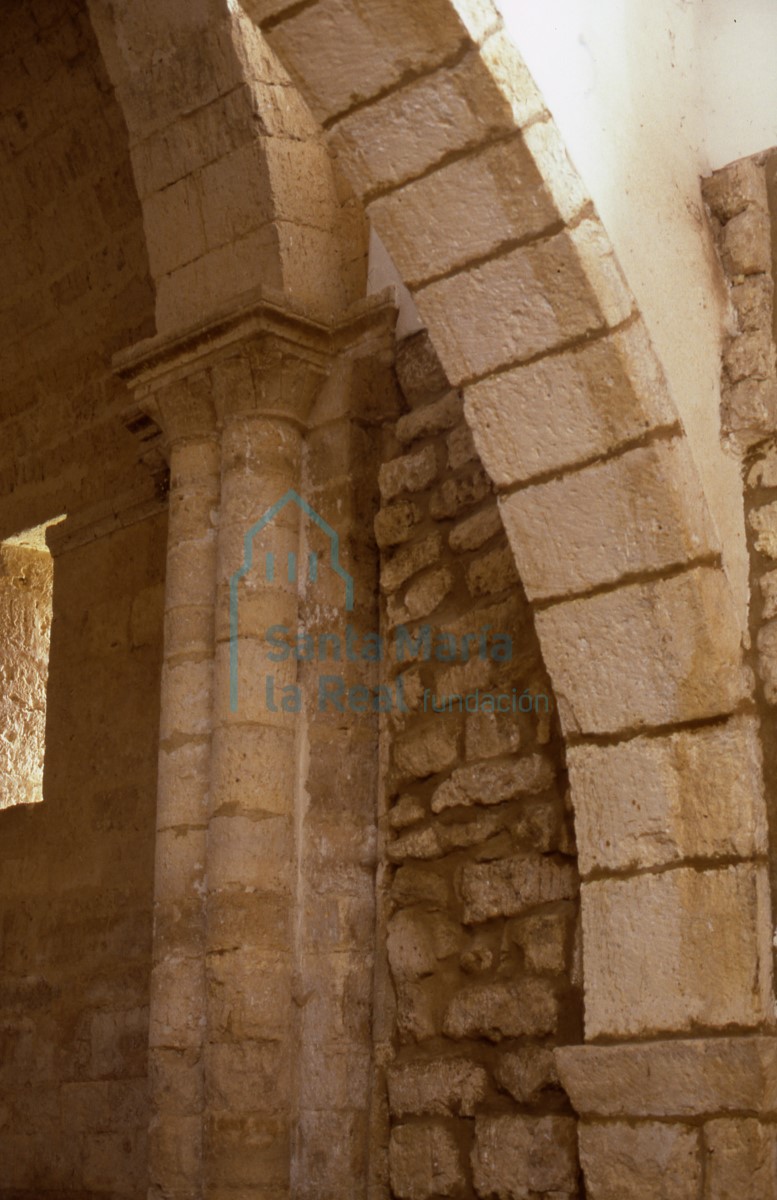 Detalle de columnas adosadas en el interior