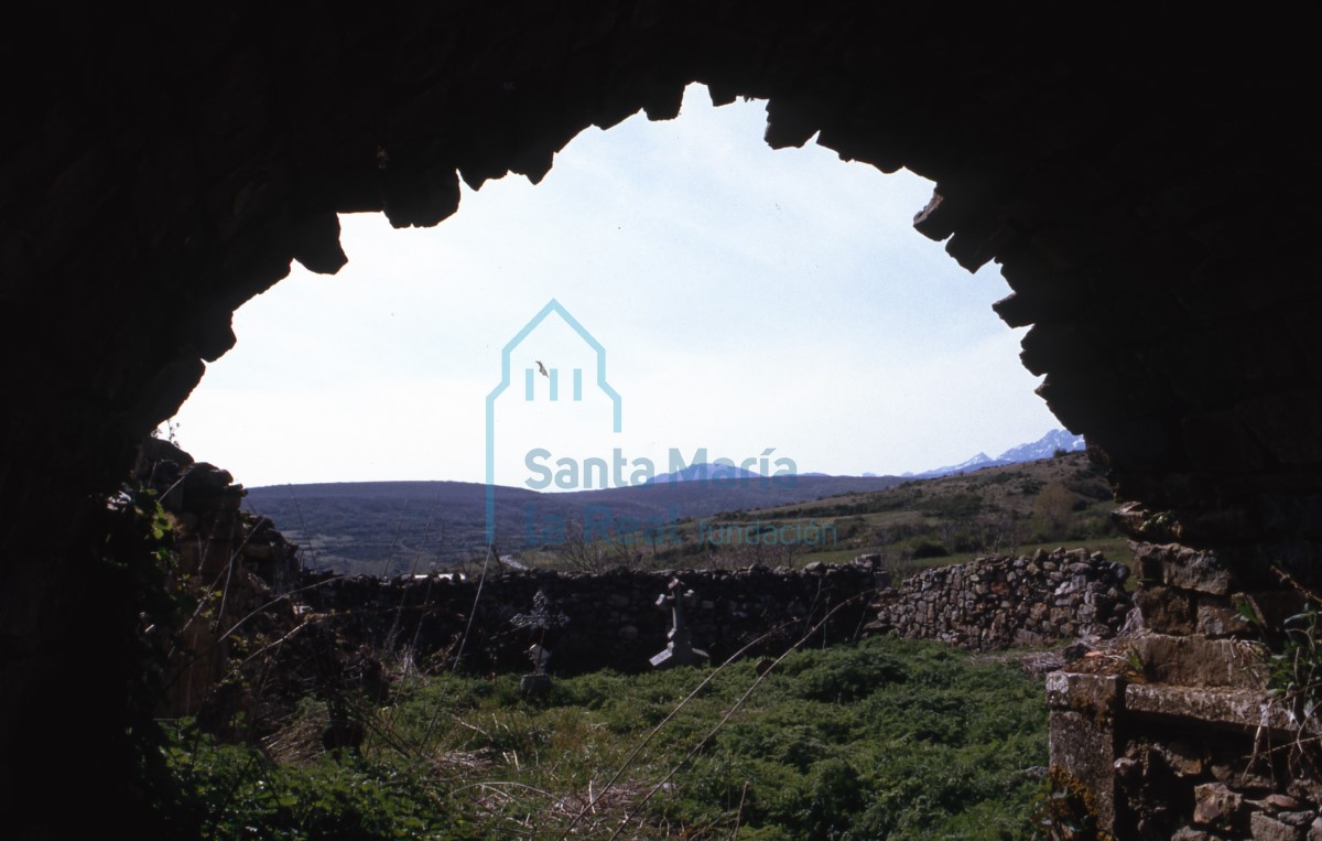 Vista panorámica desde el interior de la cabecera de la ermita.