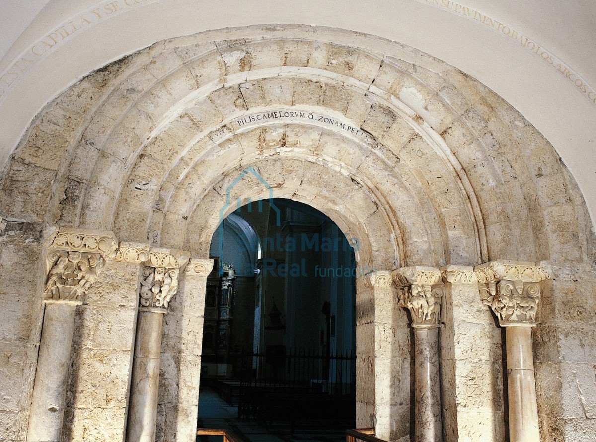 Portada occidental de la iglesia