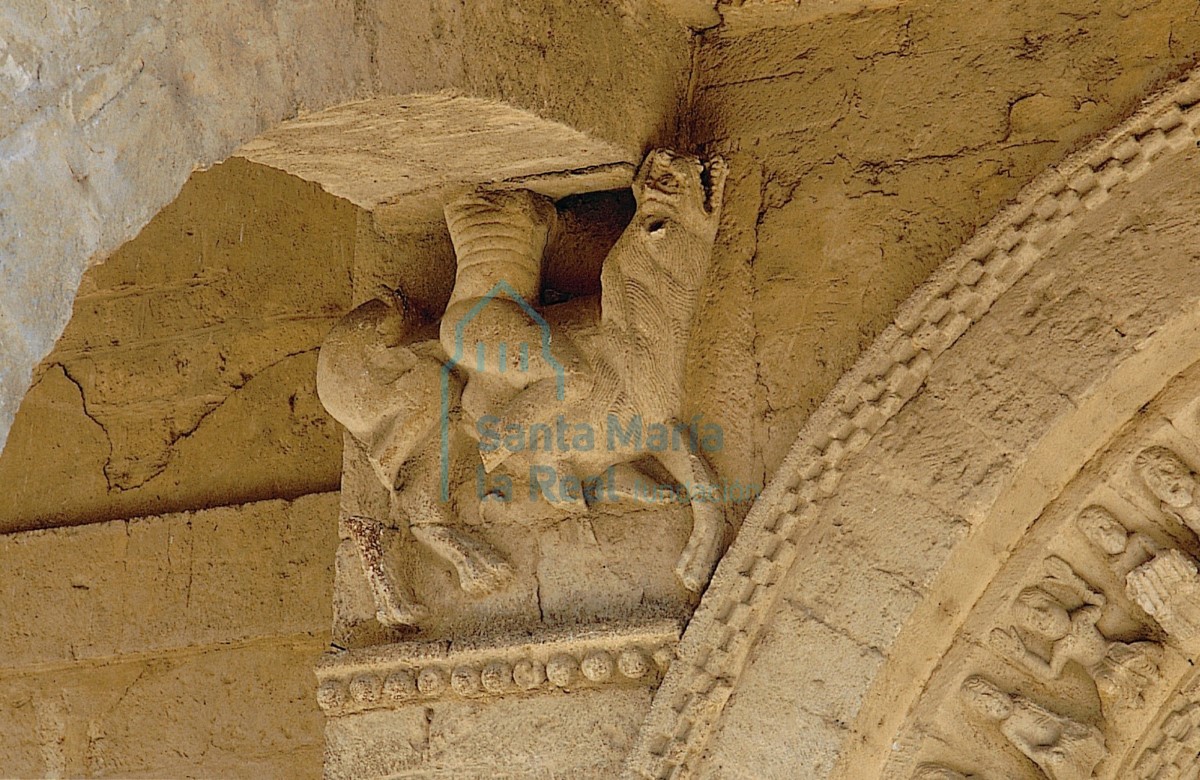 Relieve de Sansón en la fachada sur