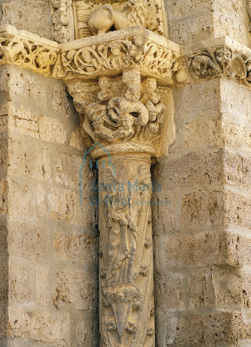 Capitel de la portada