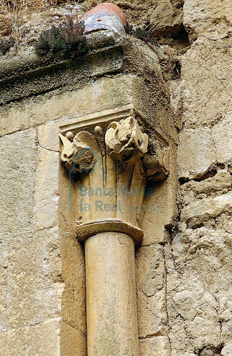 Capitel de la portada, fachada sur de la iglesia Capitel de la portada, fachada sur de la iglesia